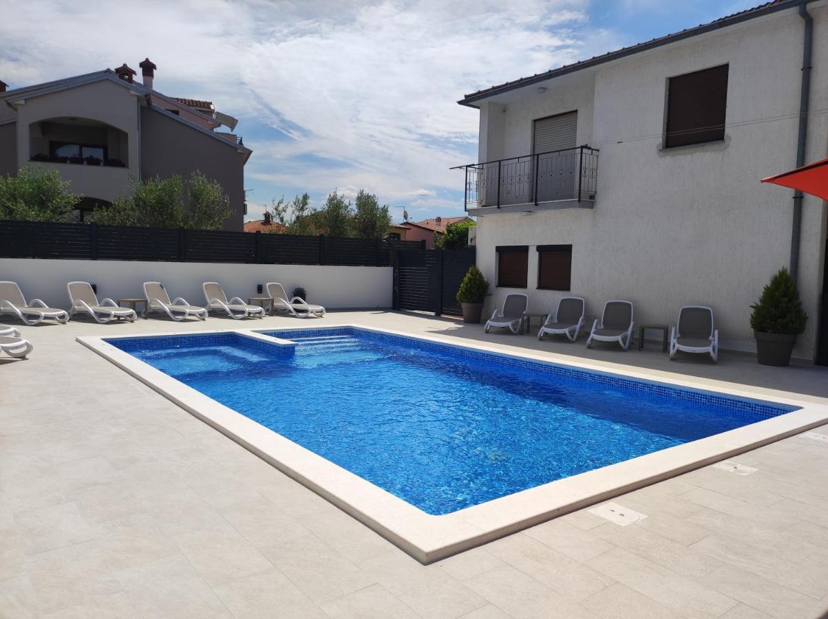 Viktor Rooms And Apartments Ровинь Экстерьер фото