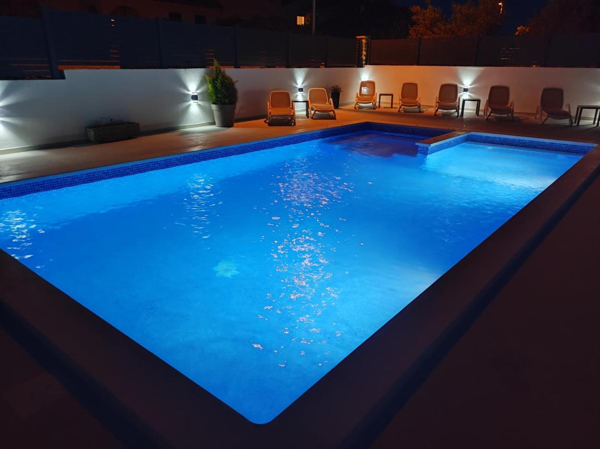 Viktor Rooms And Apartments Ровинь Экстерьер фото