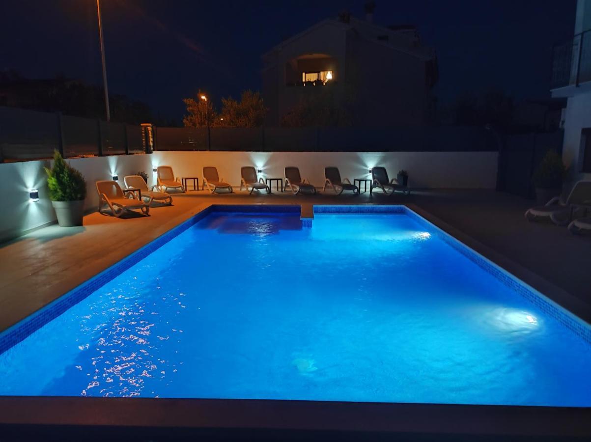 Viktor Rooms And Apartments Ровинь Экстерьер фото