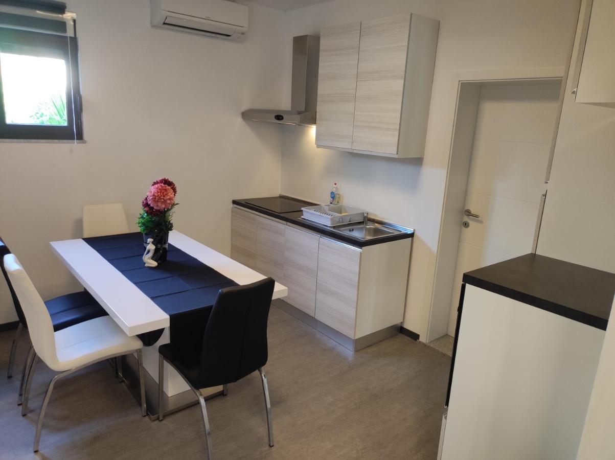 Viktor Rooms And Apartments Ровинь Экстерьер фото
