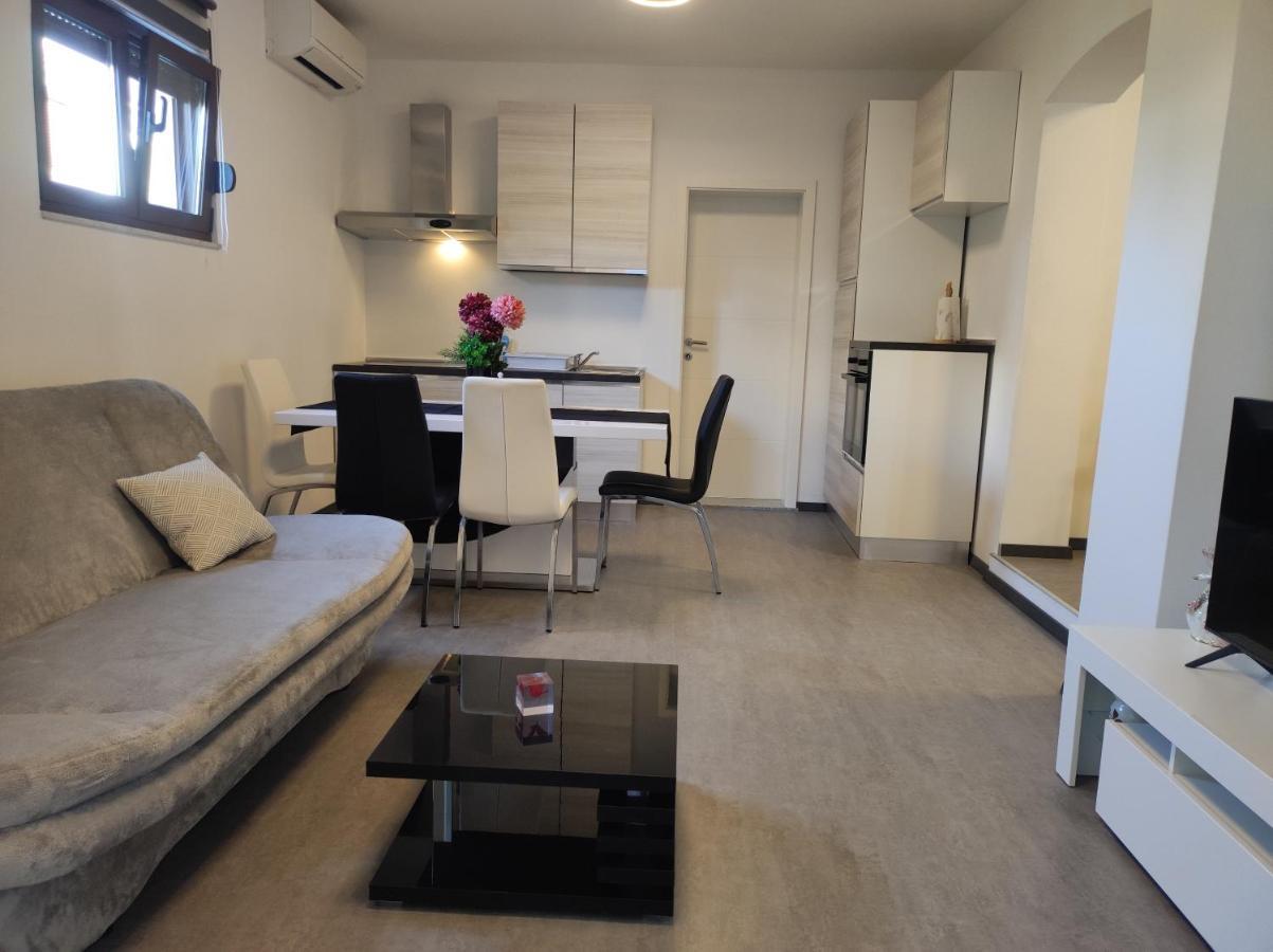 Viktor Rooms And Apartments Ровинь Экстерьер фото