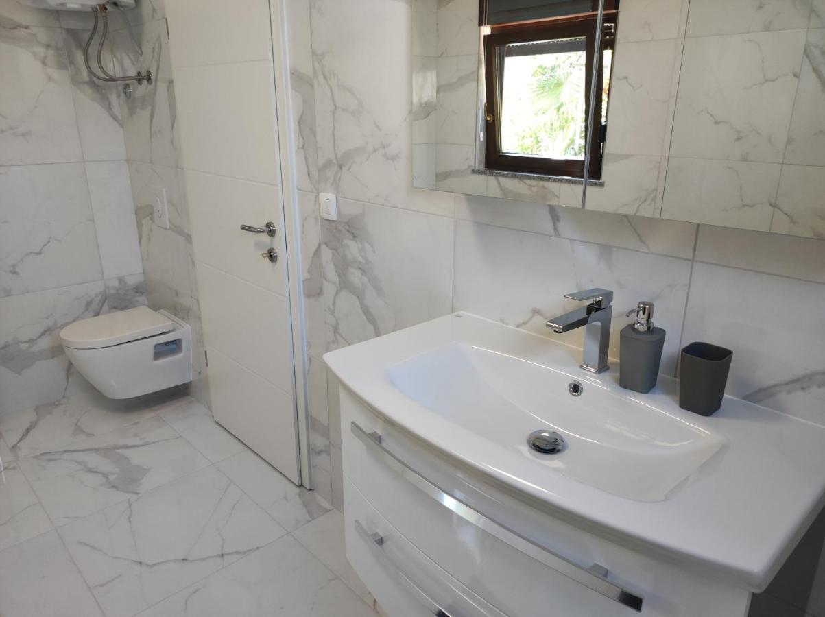 Viktor Rooms And Apartments Ровинь Экстерьер фото