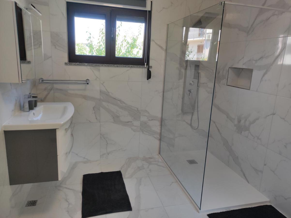 Viktor Rooms And Apartments Ровинь Экстерьер фото