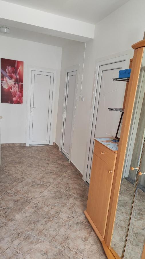 Viktor Rooms And Apartments Ровинь Экстерьер фото